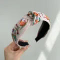 Detalle de bordado floral bohemio en una elegante diadema de tela anudada para mujer - Floral Rosa (Diadema Anudada)