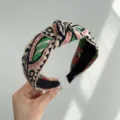 Detalle de una diadema bohemia con nudo y motivos geométricos étnicos estilo vintage - Geométrico Fondo Negro (Diadema Anudada)