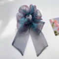 Nahaufnahme eines Organza Haargummis mit einer großen eleganten Schleife. - Haargummis aus Netzstoff mit Schleife / Blau