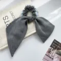 Detailansicht eines eleganten grauen Haargummis mit hellblauen Faltenkanten-Details - Haargummi / Schleife Mit Streamer Scrunchie