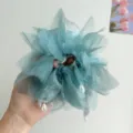 Primo piano di uno scrunchie in organza azzurro con gocce di cristallo trasparenti. - Ciano + Rete Bocciolo Elastico