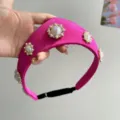 Detailansicht eines rosa Satin-Haarbandes im Vintage-Stil mit Perlen und Kristallen - Verdickter Kronenstil / Fuchsia