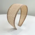 Vue détaillée d'un serre-tête large en paille tressée beige au style minimaliste - Abricot
