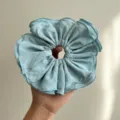Vue détaillée des volants superposés sur un chouchou surdimensionné bleu clair - Design à Quatre Couches avec Bordure / Bleu