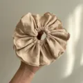 Primer plano de un coletero beige plisado grande que muestra texturas de tela - Diseño de Cuatro Capas con Ribete / Albaricoque