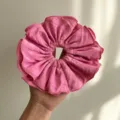 Gros plan sur un chouchou plissé rose géant montrant la texture et les couches - Design à Quatre Couches avec Bordure / Rose