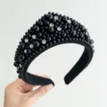 Primo piano di un cerchietto retrò nero con dettagli di perle e strass - Cerchietto Perle Strass / Nero