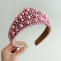 Vista dettagliata dell'elegante fascia a corona con perle rosa e strass incastonati per donne. - Cerchietto Perle Strass / Rosa