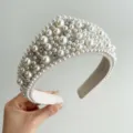 Dettaglio di un elegante cerchietto largo con perle finte e strass scintillanti - Cerchietto Perle Strass / Bianco avorio