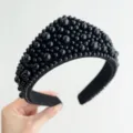 Gros plan détaillé d'un serre-tête noir orné de perles noires de style vintage luxe. - Perle / Noir