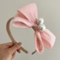 Elegantes rosa Stoff-Schleifen-Stirnband mit zwei großen Perlen für schickes Haar - 3-lagiges Bogen-Perlen-Haarband / Rosa