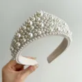 Vue détaillée d'un serre-tête vintage de luxe orné de perles blanches brillantes et rondes - Perle / Blanc Cassé
