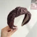 Detailed view of the knotted leopard print headband fabric texture and print quality. - Leopard Knotted Style / Brown