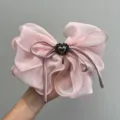 Primer plano de un elegante lazo rosa de malla para el cabello con un corazón central - Lazo de Corazón de Diamantes de Malla (Pinza de Resorte) / Rosa