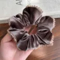 Gros plan détaillé d'un chouchou en velours marron avec bordure en perles de cristal - Grand Style Velours Strass (S746) / Marron