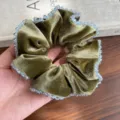 Detailaufnahme von olivgrünem Samt-Scrunchie mit zarten Kristallperlen für Vintage-Frisuren - Großer Samt Strass Stil (S746) / Grün