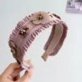 Vue détaillée d'un serre-tête rose à volants avec fleurs en paillettes et perles - Style Fleur Plissée Violet Clair