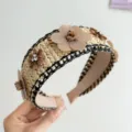 Λεπτομέρεια από πλεκτή στέκα raffia με λουλούδια από πούλιες και κρυστάλλινα στοιχεία - Χακί Ψάθινο Στυλ Λουλούδι
