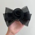 Vue détaillée d'une pince à cheveux élégante en maille noire avec rose et nœud - Pinces à ressort / Noir Avec Rose Et Nœud
