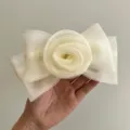 Vue détaillée d'une barrette à cheveux élégante en résille blanc crème avec rose - Pinces à ressort / Beige Avec Rose Et Nœud
