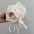 Primer plano de una pinza para el pelo con rosa de malla blanca y cintas blancas. - Blanco Roto con Rosa Rosa y Lazo