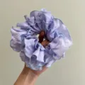 Primer plano de un coletero lavanda con diseño de volantes multicapa y bordes azules - Coletero a Capas / Púrpura