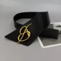 Schwarzer breiter Ledergürtel mit goldfarbener Buchstabenschnalle für elegante Damenmäntel. - 6,0 cm Buchstabe Schnalle / Schwarz