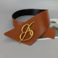 Breiter brauner Ledergürtel mit auffälliger goldener Metallschließe für Damen Oberbekleidung. - 6,0 cm Buchstabe Schnalle / Braun