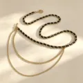 Ceinture chaîne élégante pour femmes avec cuir entrelacé et accessoires multicouches. - Chaîne de Taille Tissée Dorée avec Pendentif Tête Humaine Style Glands
