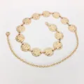 Goldene Metall Taillenkette für Damen mit strukturierten Münzgliedern und feiner Kette. - Wellenmünze / Gold