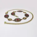 Vintage antike goldene Metalltaillenkette mit verzierten Blumenmedaillons und roten Steinen. - 3.3cm Antik Gold Oval + Spitze Taillenkette / Antik Gold [Roter Türkis]