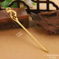 Vue détaillée d'une épingle à cheveux dragon dorée avec longueur de 17,5 cm et poids indiqué - Style Motif Dragon Ajouré Long (T4-0089-3600)
