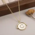 Gros plan du collier doré rotatif avec pendentif rond et lettre C en strass brillant - 镶钻字母C款
