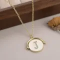 Vue détaillée d'un collier en or avec un pendentif circulaire rotatif lettre J en strass brillant - 镶钻字母J款