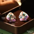 Vue détaillée des boucles d'oreilles en émail coloré avec dimensions et poids - Nouveau Floral Vintage (2-26856-7500)