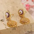 Gros plan détaillé d'élégantes boucles d'oreilles en perles dorées avec cristaux étincelants - Style Gland Perle Vintage (27252)