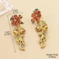 Vue détaillée de boucles d'oreilles fleurs en émail vintage avec spécifications de poids - Style Fleur Rétro à Franges (2-25652A-8800)