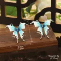 Détail montrant la taille et le poids des boucles d'oreilles papillon émaillées bleues - 蓝白渐变油画蝴蝶款 / 3.2x2.9cm
