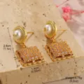 Détail de boucles d'oreilles carrées en or avec pierres pavées et clous en perles - Style Carré Géométrique Perle (27254)