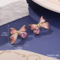 Détail des boucles d'oreilles papillon avec cristal rose et ailes en émail doré - Style Papillon Rose (2-21643B-5500)