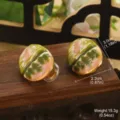 Détail de boucles d'oreilles en émail rétro sur support en bois avec dimensions - 深绿粉黄抽象油画椭圆耳夹 / 3.0x2.2cm