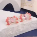 Vue détaillée des boucles d'oreilles papillon en émail rose avec un cristal rectangulaire. - Style Papillon Dégradé Rose Blanc (2-21717B-5200)