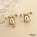 Gros plan de boucles d'oreilles abeille émail et perle avec mesures de taille et de poids. - 渐变翅膀蜜蜂仿珍珠耳钉 / 一对装(2.2cmx2.8cm)