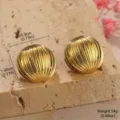 Détail de boucles d'oreilles boules dorées côtelées avec dimensions et poids de 14g. - Style Rayé Vertical Or (27332)