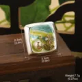 Vue macro d'une boucle d'oreille fleur en émail avec perle naturelle et accents dorés - 黄绿白滴油几何正方形人造珍珠款 / 2.3x2.3cm