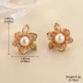 Gros plan de boucles d'oreilles fleur en émail rose avec perles et dimensions - 粉色渐变花瓣珍珠耳钉 / 一对装(1.65cmx1.67cm)