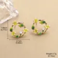 Vue détaillée montrant les dimensions et le poids des boucles d'oreilles fleurs émaillées - Style Couronne Rétro de Palais (2-27096B-6000)