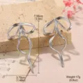 Vista dettagliata di grandi orecchini a fiocco argento con dimensioni e peso di 17g - Stile Orecchino a Lobo con Fiocco Argento Lucido (2-27272A-9000)