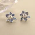 Détail des boucles d'oreilles fleurs en émail bleu dégradé avec une perle centrale - 蓝色渐变花瓣珍珠耳钉 / 一对装(ai-1.65cmx1.67cm)