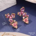 Vue détaillée des boucles d'oreilles fleurs en émail, taille 2,1cm et poids 3,0g - Style Fleur Papillon Violet Rose (2-22247A-5500)